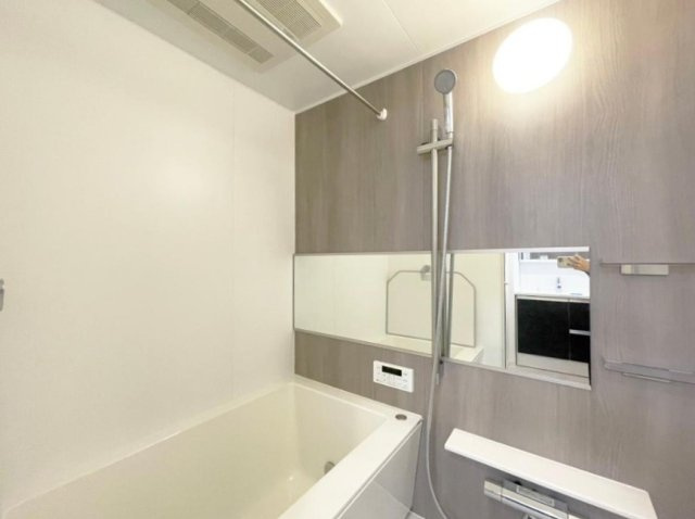 グリーンタウン茨木七番館の浴室|アクセントクロスで浴室に彩りをプラス。シンプルながらもおしゃれな空間に仕上がり、バスタイムがよりリラックスできる快適な空間です。