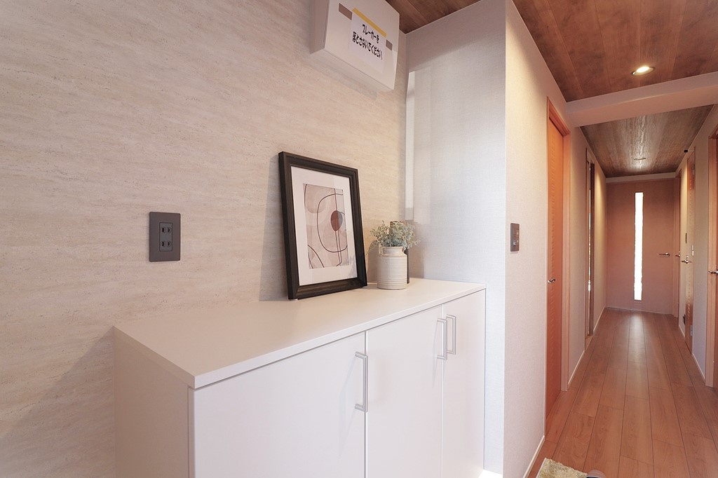 イトーピア香櫨園酒蔵通り|シューズボックス付きの玄関で、広々とした玄関は靴の脱ぎ履きもスムーズに◎
玄関収納の上にはお気に入りのインテリアも置くことが出来ます。