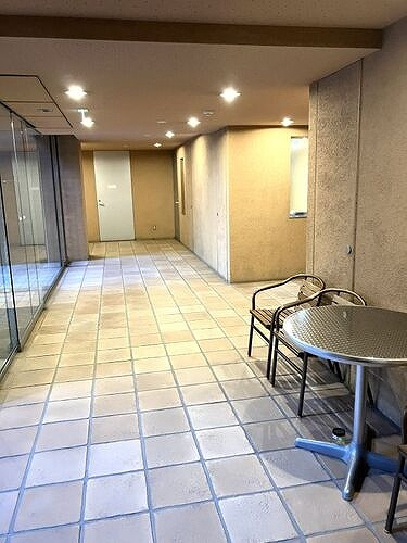 狛江市和泉本町１丁目の賃貸マンションのその他|ロビー、椅子　※2025年11月撮影