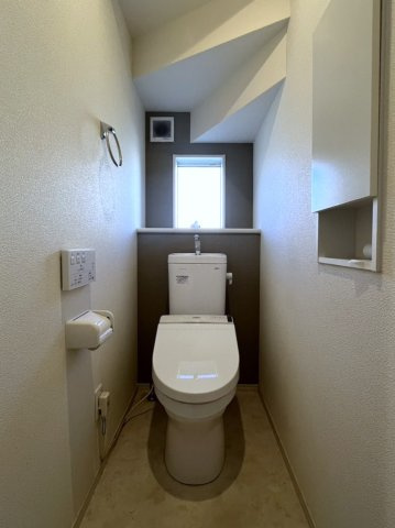 坂戸市鶴舞中古戸建のトイレ