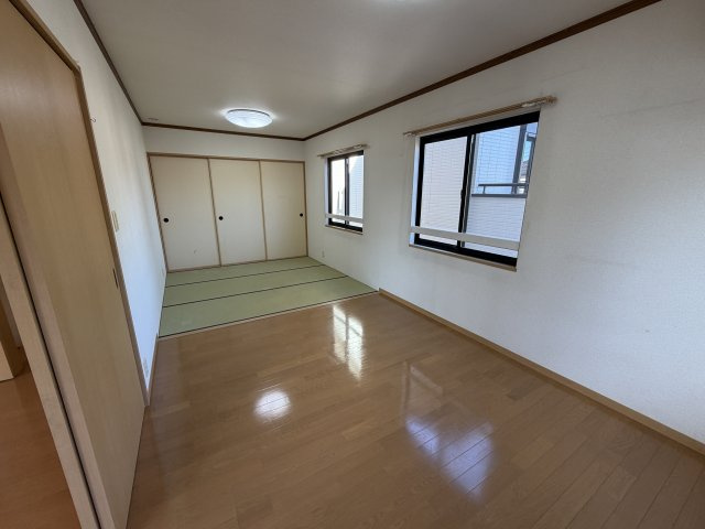 前橋市北代田町　中古住宅の洋室|■畳スペース付きの2階洋室