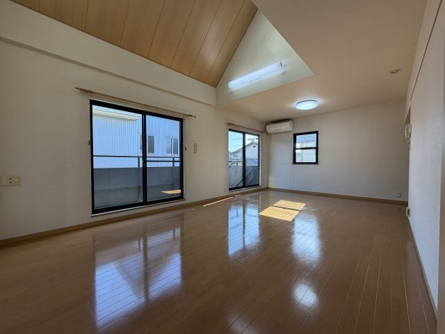 前橋市北代田町　中古住宅の居間・リビング|■吹き抜けのリビングダイニング