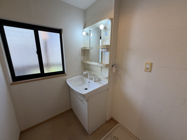 前橋市北代田町　中古住宅の独立洗面台|■シャンプードレッサー完備