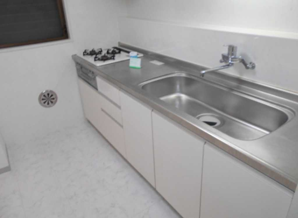 サンピア池尻　バルコニー６か所　角部屋　外観タイル貼りのキッチン