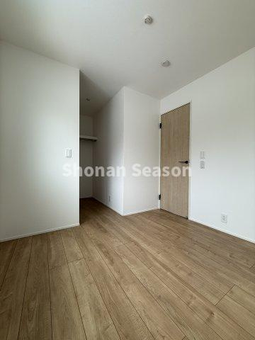 【現地画像あり】綾瀬市寺尾本町3丁目24-1期　全10区画　2号棟の洋室|幅広い世代に使い勝手の良いフローリング◎