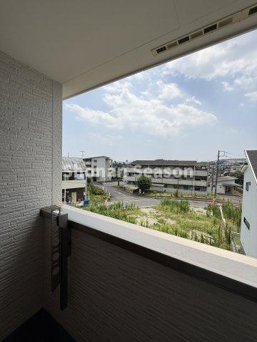 【現地画像あり】綾瀬市寺尾本町3丁目24-1期　全10区画　2号棟のバルコニー|天候の変化にも対応しやすいインナーバルコニー完備しております。