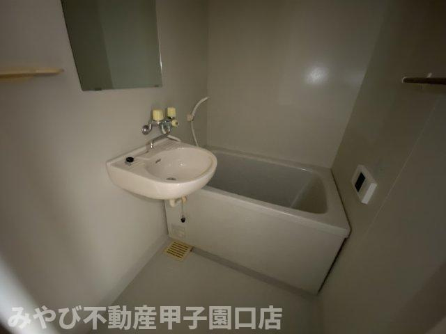 エストゥディオ甲子園口の浴室