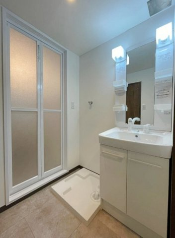 阪急南茨木ハイタウン美沢E棟の独立洗面台|シンプルな一面鏡の洗面化粧台。ムダを省いてスッキリ使えるデザインで、お手入れも簡単。毎日の身支度がしやすい、使い勝手の良さが魅力です。