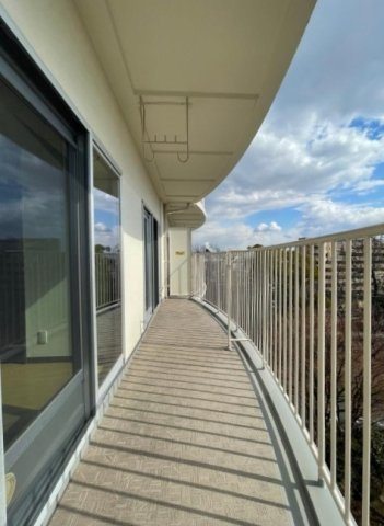 阪急南茨木ハイタウン美沢E棟のバルコニー|陽光がふりそそぐ南向きバルコニー。室内の明るさを確保しながら、洗濯や趣味を楽しむ、毎日が快適な暮らしのスペースです。