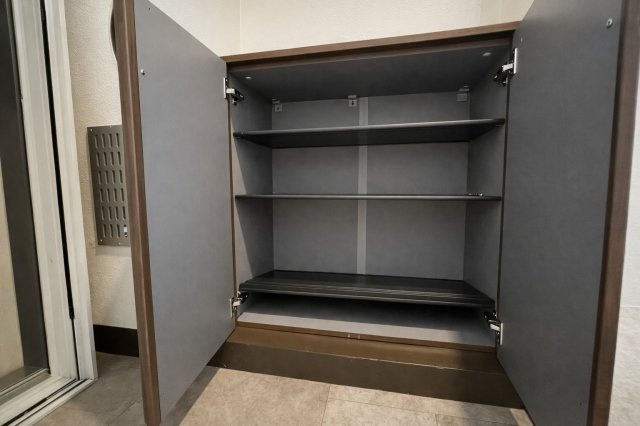 阪急南茨木ハイタウン美沢E棟の玄関|整理整頓しやすいシューズクローゼットで、靴や傘、外出用品もスッキリ収納。玄関を広く使えて、家族みんなが快適に過ごせる設計です