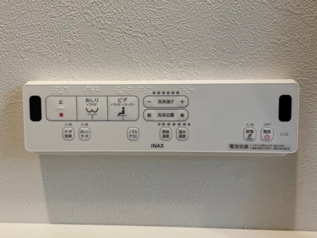 阪急南茨木ハイタウン美沢E棟の設備|【温水洗浄便座】冬も安心の温水洗浄便座。やさしい温もりで家族みんなが快適に使える、清潔感あふれるトイレ設備です。