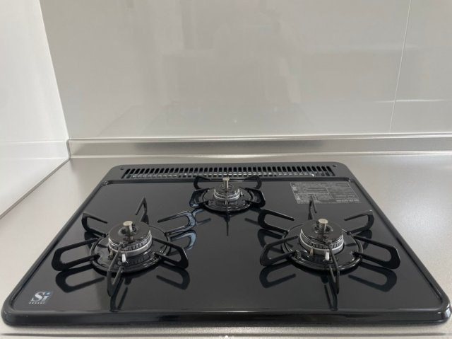 阪急南茨木ハイタウン美沢E棟の設備|【3口コンロ】同時に複数の料理ができる3口コンロ付き。忙しい家事も効率的にこなせ、毎日の料理時間がスムーズになります