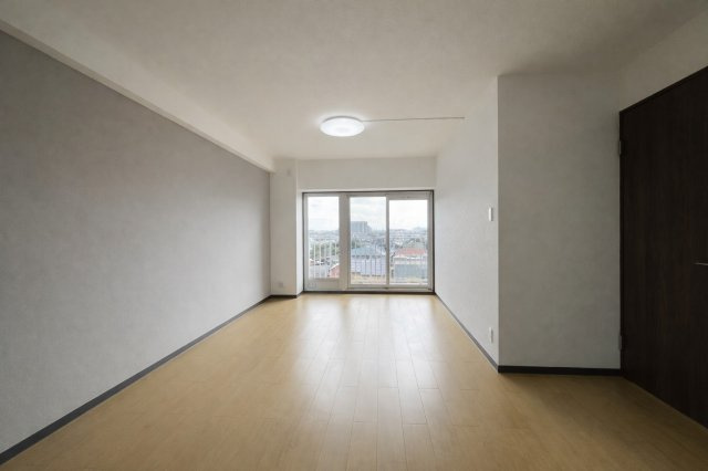 阪急南茨木ハイタウン美沢E棟の居間・リビング|スペースを有効活用できる長方形リビング。家具を置いても動線が乱れず、すっきり整う心地よい空間に。リビング中心の暮らしを楽しめます