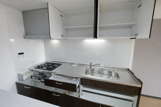 阪急南茨木ハイタウン美沢E棟のキッチン|使いやすさを追求した設備が揃うシステムキッチン。広々作業スペースや収納の充実で、家族のごはん作りをしっかりサポートします。