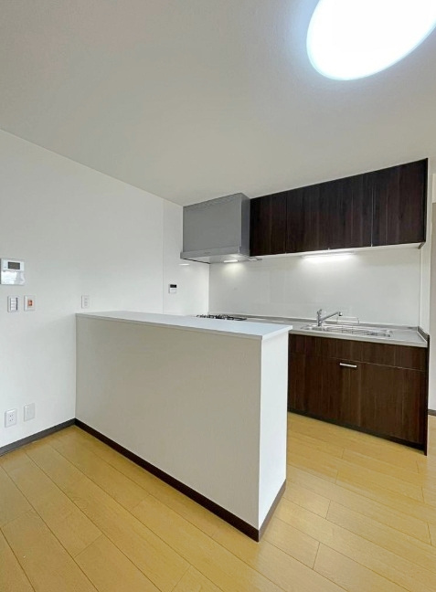 阪急南茨木ハイタウン美沢E棟のキッチン|壁付キッチンはコンパクトながら使い勝手抜群。作業動線が短く、収納も整理しやすい設計で、家事がラクになり、暮らしやすさを高める空間です