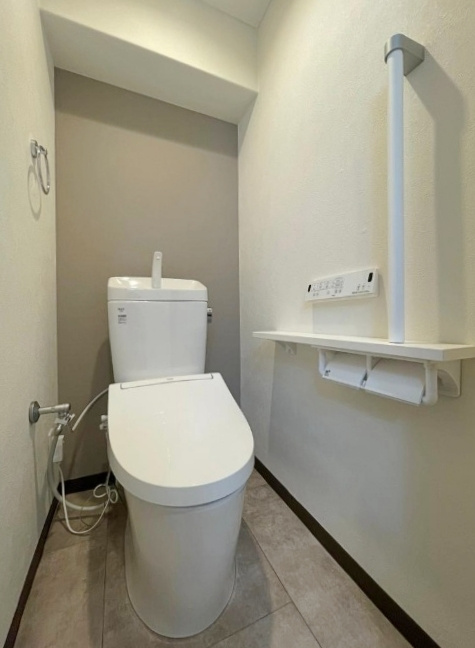 阪急南茨木ハイタウン美沢E棟のトイレ|温水洗浄便座を標準装備。衛生面に配慮し、使うたびに心地よさを実感いただける快適トイレ。小さなお子さまからご年配の方まで優しく暮らしに寄り添います。