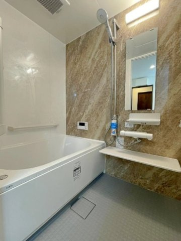 阪急南茨木ハイタウン美沢E棟の浴室|アクセントクロスで個性を演出した浴室。シンプルな設備と調和し、見た目にもこだわったおしゃれな空間で、リラックスできるバスタイムを実現します