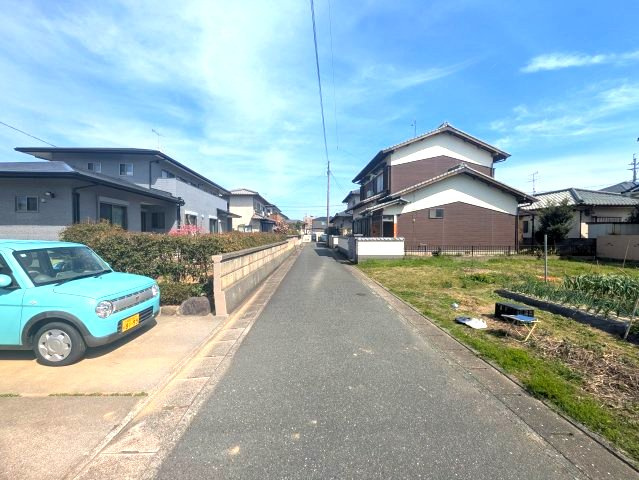 西区泉1丁目土地の前面道路含む現地写真