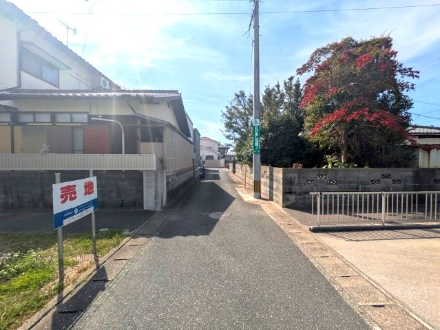 西区泉1丁目土地の前面道路含む現地写真
