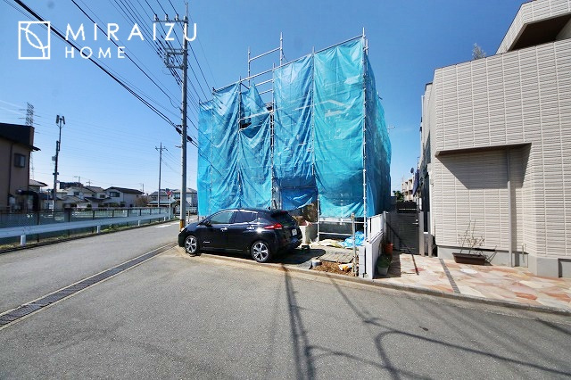 【外観】 | 青く澄み渡った綺麗な空と、陽の光をたっぷりと受ける、そんな新築住宅で新生活をスタートしてみませんか？見学・ご相談等、ミライズホーム(株)までお気軽にご連絡下さい。