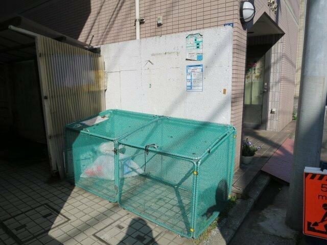 敷地内ゴミ捨場