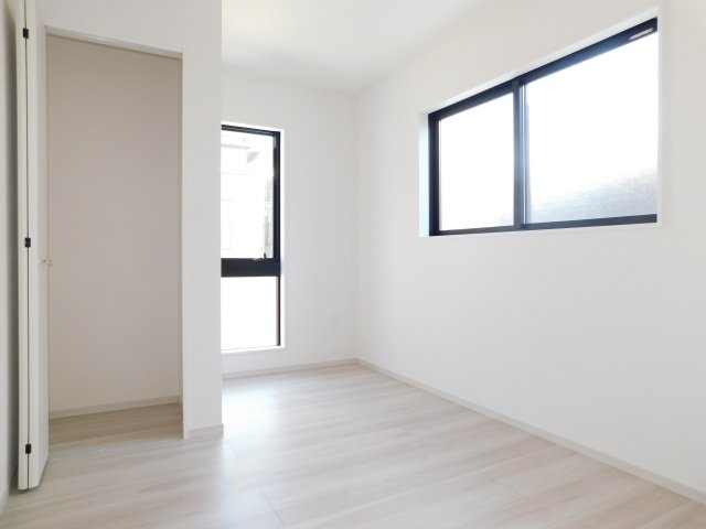 名古屋市南区元桜田町４丁目の新築一戸建の洋室|◇洋室◇　　南面を含む２面採光で明るい洋室４．８帖　クローゼット完備！