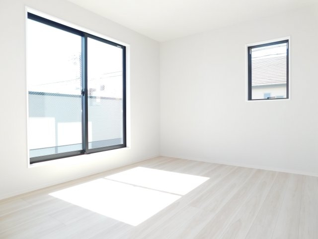 名古屋市南区元桜田町４丁目の新築一戸建の洋室|◇洋室◇　　南面を含む２面採光で明るい洋室８．０帖　ウォークインクローゼット完備！　バルコニー付き♪