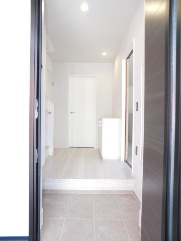 名古屋市南区元桜田町４丁目の新築一戸建の玄関|◇玄関◇　　家族の履物がしっかり収納できるシューズ収納！