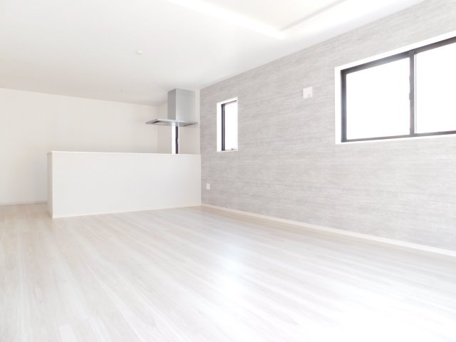 名古屋市南区元桜田町４丁目の新築一戸建の居間・リビング|◇リビング◇　　２面採光で明るいリビング１８．０帖　子育てに嬉しい対面キッチン♪