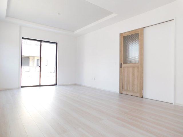 名古屋市南区元桜田町４丁目の新築一戸建の居間・リビング|◇リビング◇　　南面を含む２面採光で明るいリビング１８．０帖　インテリアの映える広々リビング♪