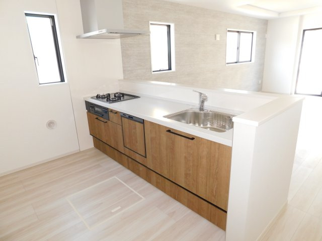 名古屋市南区元桜田町４丁目の新築一戸建のキッチン|◇キッチン◇　　人気の対面式・人造大理石カウンター・食洗機・浄水器一体型水栓・静音仕様シンク・薄型換気扇・Ｓｉセンサーコンロ（３口）・床下収納庫など