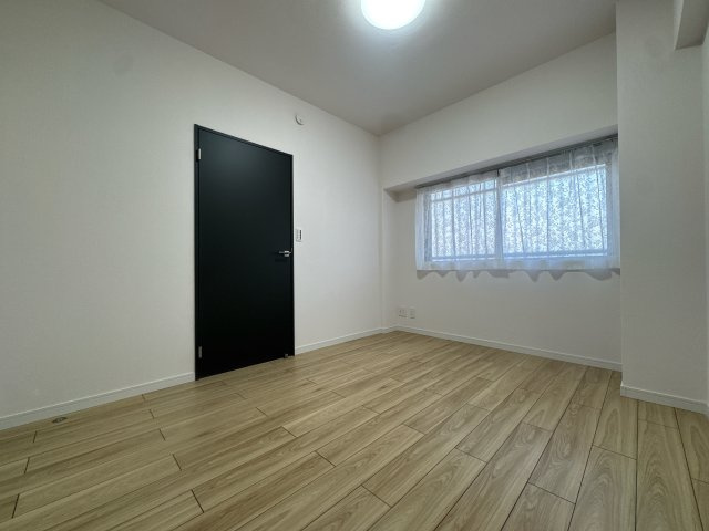 【洋室】 | グランピア新宮☆仲介手数料無料☆ | 全居室に収納を完備。お部屋を広く使えるよう工夫されています。