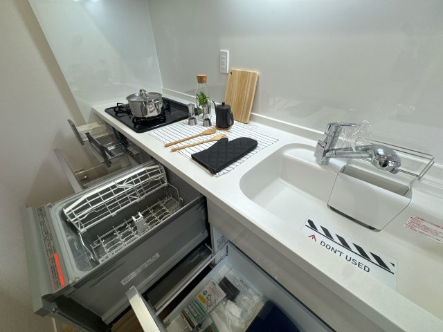 【キッチン】 | グランピア新宮☆仲介手数料無料☆ | 【新品交換済】使い勝手を追求したシステムキッチンを採用。広々とした調理スペースと豊富な収納で、効率よく家事をこなせます。お手入れのしやすさにも配慮されており、忙しい毎日でもキッチンを美しく保てます。