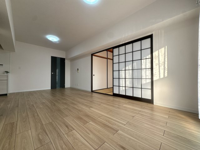 【居間・リビング】 | グランピア新宮☆仲介手数料無料☆ | デザイン性と機能性を兼ね備えた、洗練されたリノベーション空間。木のぬくもりを感じる内装が、落ち着きのある住まいを演出します。お気に入りの家具を置いて、自分たちだけの特別なリビングを作り上げてください。
