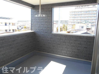 【バルコニー】 | 郡山市昭和1丁目新築一戸建て5棟 | 開放的で明るい空間を演出してくれるバルコニーです