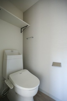 【トイレ】 | Delica花畑 | 座る瞬間から温かい暖房便座機能付きです。
写真は類似です。
