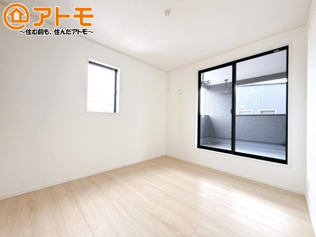 【寝室】 | 焼津市飯淵第1　新築戸建　全1棟 | バルコニーに面したお部屋なので、布団などの大きなものも楽々干せます♪
