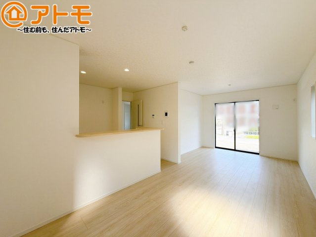 【居間・リビング】 | 焼津市飯淵第1　新築戸建　全1棟 | 日当たりのよいリビングは、一年を通してぽかぽかとしています。家族が自然と集まる空間になりそうですね♪