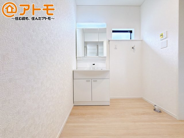 【独立洗面台】 | 焼津市飯淵第1　新築戸建　全1棟 | シャワータイプの洗面台は、洗濯物の土汚れなどの予洗いもしやすいため、お子様のいるご家庭でも大活躍！