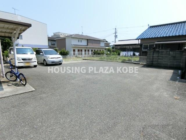 メゾンユムールの駐車場