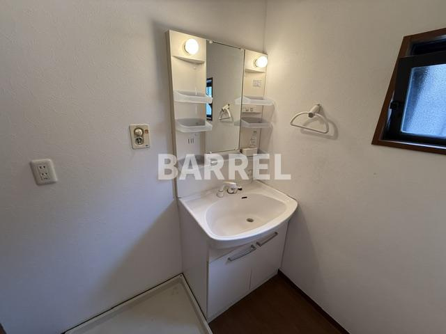 シャイアの独立洗面台