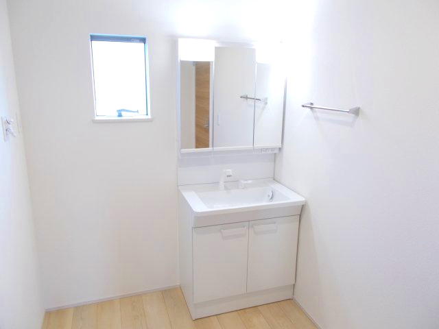 リナージュ前橋市朝倉町4丁目01期　1号棟の独立洗面台|シャワー水栓付き洗面台で朝の身支度もバッチリです！
洗面台には収納スペースもあり洗面室もすっきり片付きますよ！