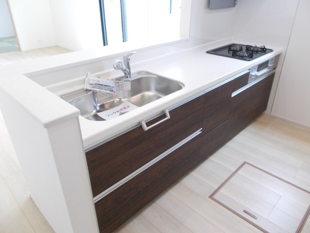 リナージュ前橋市朝倉町4丁目01期　1号棟のキッチン|人気のカウンターキッチン採用です☆
コンロも３口ご用意しています！調理スペースも広くストレスなくお料理できます。
浄水器つきなので美味しいお水も飲めますよ♪
収納も沢山ご用意しています。