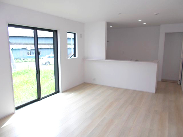 リナージュ前橋市朝倉町4丁目01期　1号棟の居間・リビング|18帖リビング♪人気の対面式キッチンを配した空間はお好みの家具も合わせやすく、家族がくつろぐ快適な空間造りをサポート。窓からは明るい陽光が差し込みます。