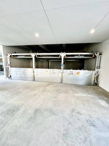 リプネスコート江坂の駐車場