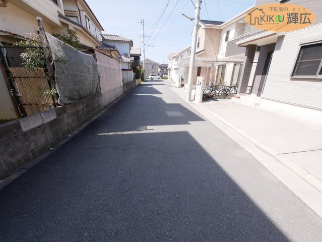 加古川市加古川町美乃利　中古戸建の前面道路含む現地写真