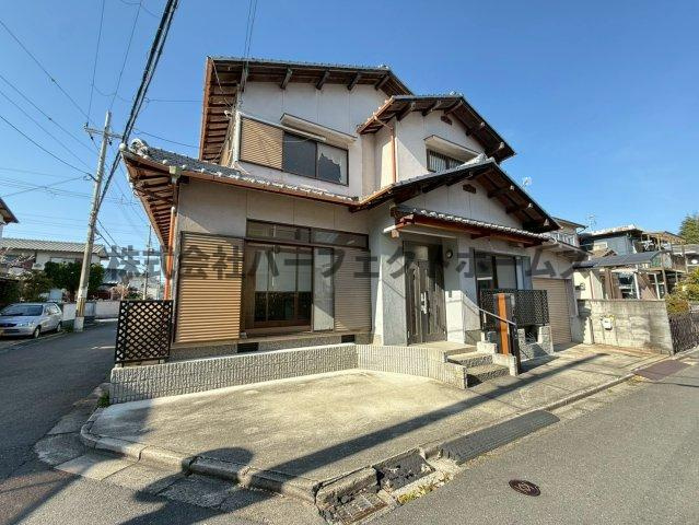 氷室台1丁目戸建　賃貸の駐車場|車をお持ちの方に嬉しい駐車場付きの物件です