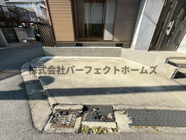 氷室台1丁目戸建　賃貸の駐車場|駐車場に車を止められます