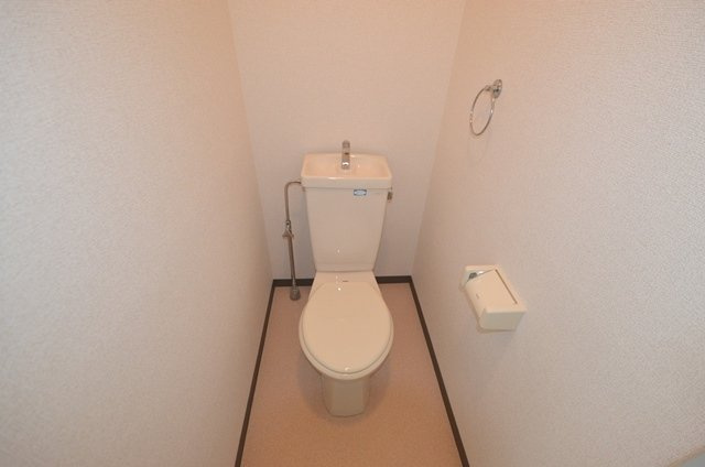 掃除のしやすいシンプルなトイレです♪