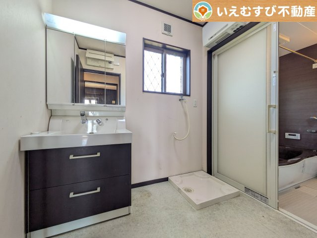 鴻巣市大芦　中古戸建の独立洗面台|3面ミラーの後ろは収納スペースを完備
生活感のあるものは隠して、スッキリシンプルな洗面台に！清潔感のある空間♪